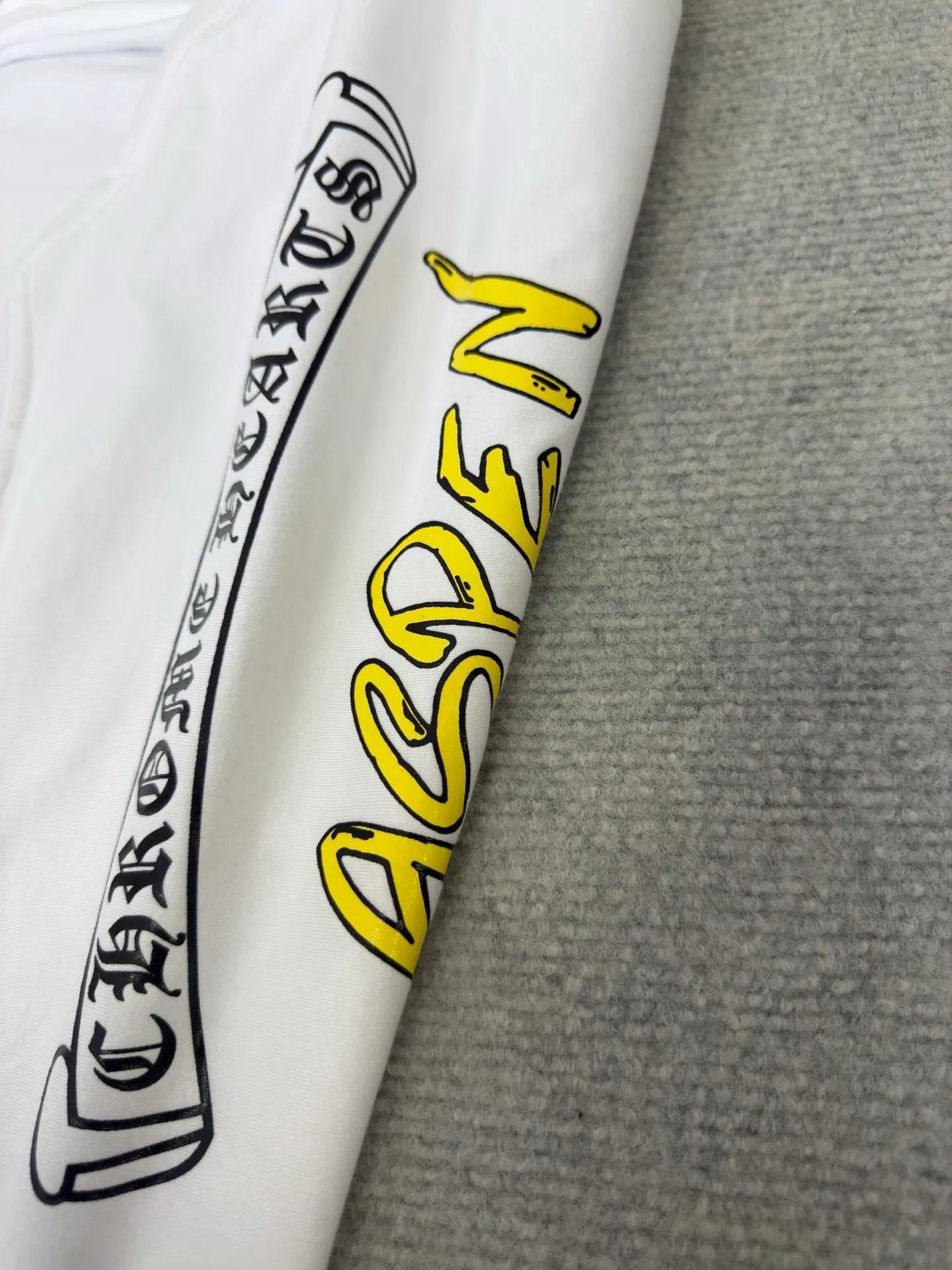 P310 Chrome Hear Aspen Graffiti Limited Long Sleeve The fabric is made of 26-woven 220g cotton material. The printing is ink printing. Customized accessories. Size S M L